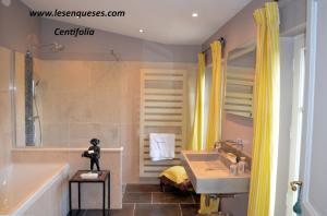 a bathroom with a tub and a sink and a bath tub at La Bastide des Enquèses in Lorgues