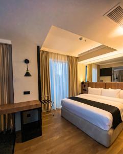 Postel nebo postele na pokoji v ubytování Genesis Kosher Hotel Tbilisi