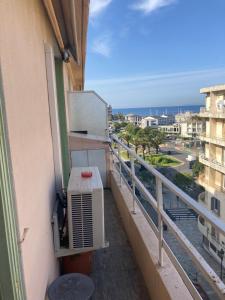 - un balcon avec la climatisation sur le côté du bâtiment dans l'établissement Appartement Bastia Centre, à Bastia