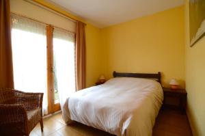 ein Schlafzimmer mit einem weißen Bett und einem Fenster in der Unterkunft Estany I Pb-2 in L'Escala