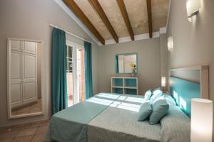 Un pat sau paturi într-o cameră la Villas Maribel