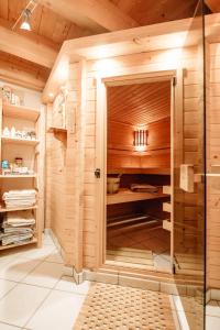 una sauna con paredes de madera y una puerta de cristal en Winzerhof & Weincafe Gümpelein, en Willanzheim