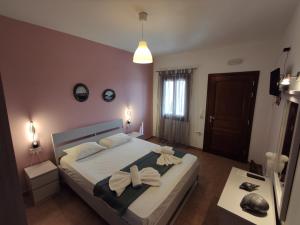 a bedroom with a bed with two towels on it at Marianthi Studios in Áno Meriá