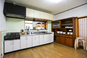 A kitchen or kitchenette at かわもと別邸３４６６