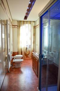 e bagno con servizi igienici, lavandino e doccia. di SGR-OM Luxury House Vatican a Roma