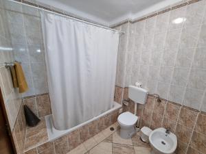 Bathroom sa Cerro Atlantico by Umbral