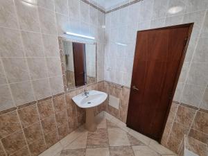 un bagno con lavandino, specchio e porta di Cerro Atlantico by Umbral ad Albufeira Altre 42 foto