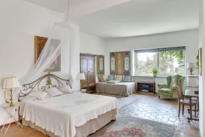 A bed or beds in a room at Amore Rentals - Villa Era