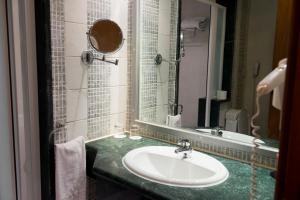 A bathroom at Swiss Inn Plaza Hotel