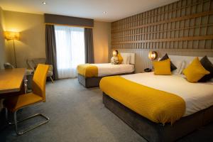 Łóżko lub łóżka w pokoju w obiekcie Hotel Doolin