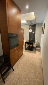 Televízia a/alebo spoločenská miestnosť v ubytovaní Apartament nad jeziorem Drwęckim z dużym tarasem