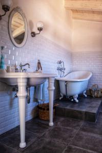 a bathroom with two sinks and a tub at Massidda Country Retreat in Santa Teresa Gallura