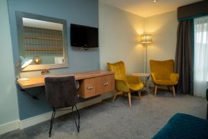 Pokój hotelowy z biurkiem i 2 krzesłami w obiekcie Hotel Doolin w mieście Doolin