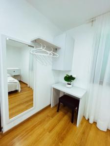 a white room with a table and a mirror at Agriturismo La Rustica in Cerratina