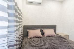 マラガにあるDream House Rooms Malaga - Habitacion en el apartementoのベッドルーム1室(枕2つ付)