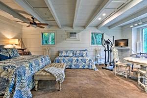 um quarto com 2 camas e uma ventoinha de tecto em Cozy Nantucket Cottage on Saint Marys River! em Fernandina Beach