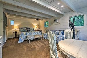 Cette chambre comprend 2 lits et une table. dans l'établissement Cozy Nantucket Cottage on Saint Marys River!, à Fernandina Beach