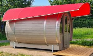 a smallshed with a red roof on top of it at Schlaffässer am Schmetterlingspark in Uslar