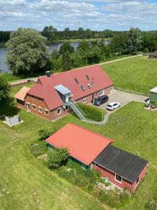 una vista aerea di un fienile con tetto rosso di Ruhige Ferienwohnung direkt am Nord-Ostsee-Kanal a Breiholz
