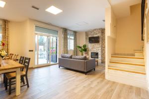 salon z kanapą i stołem w obiekcie Duplex de lujo en la playa , jacuzzy, piscina, chimenea y padel w mieście Benalmádena