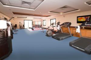The fitness centre and/or fitness facilities at Swiss Inn Plaza Hotel