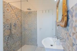 Koupelna v ubytování Acqua Chiara Apartment by Rent All Como