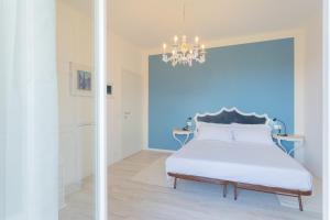 Postel nebo postele na pokoji v ubytování Acqua Chiara Apartment by Rent All Como