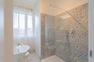 Koupelna v ubytování Acqua Chiara Apartment by Rent All Como