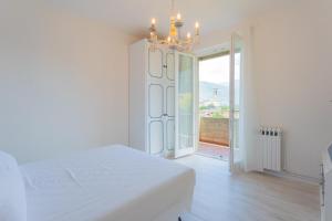 Postel nebo postele na pokoji v ubytování Acqua Chiara Apartment by Rent All Como