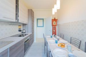 Kuchyň nebo kuchyňský kout v ubytování Acqua Chiara Apartment by Rent All Como