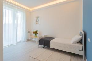 Postel nebo postele na pokoji v ubytování Acqua Chiara Apartment by Rent All Como