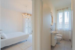 Koupelna v ubytování Acqua Chiara Apartment by Rent All Como + 37 fotografií