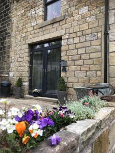 Un bouquet de fleurs devant un bâtiment dans l'établissement Squirrel cottage, à Cowling