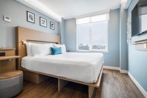 Una cama o camas en una habitación de Wingate by Wyndham Bronx Haven Park