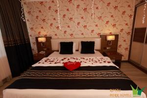 ein Schlafzimmer mit einem Bett mit einem roten Herz darauf in der Unterkunft Royal Berk Hotel in Van