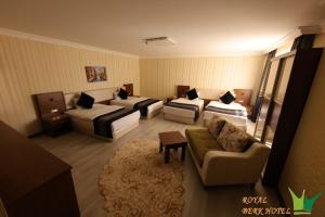 ヴァンにあるRoyal Berk Hotelのベッド2台とソファがあるホテルの部屋 +3枚の写真
