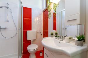 Un baño con lavabo, inodoro y ducha. en Apartments Kiki 150 METERS TO THE BEACH, en Banjole 39 fotos más