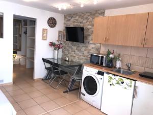 eine Küche mit Waschmaschine und Esstisch in der Unterkunft Lily in Koper