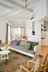 VESTA - Heliopolis Residence في القاهرة: غرفة معيشة مع أريكة كبيرة في غرفة