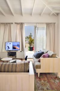 VESTA - Heliopolis Residence في القاهرة: غرفة معيشة مع أريكة وتلفزيون