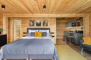 1 dormitorio con 1 cama en una habitación de madera en Szarvashegy Panoráma Apartman, en Szentendre