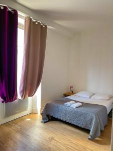 a bedroom with a bed and a window at Gite Felicidade Chambord in Mer