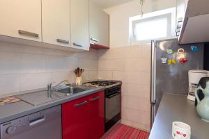 Una pequeña cocina con fregadero y refrigerador. en Oldtown 2, en Baška