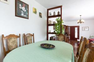 comedor con mesa verde y sillas en Oldtown 2, en Baška