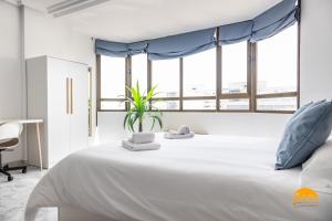 En eller flere senge i et værelse på Loft Victoria Beach - FREE PARKING by Cadiz Time