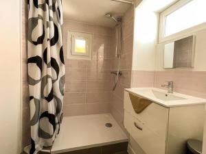a bathroom with a sink and a shower at New! Cosy T2 au coeur de la ville - climatisation - coin terrasse in Aix-en-Provence