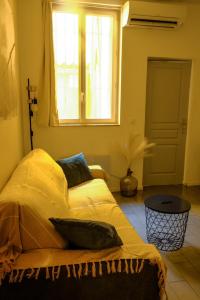 a bed in a room with a window and a table at New! Cosy T2 au coeur de la ville - climatisation - coin terrasse in Aix-en-Provence