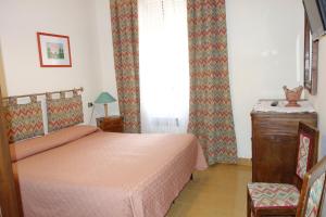 A bed or beds in a room at Hotel Roma