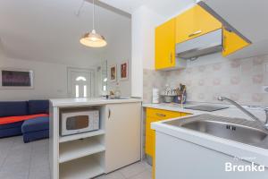 Kuchyň nebo kuchyňský kout v ubytování Apartmani Bego