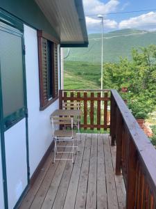 une terrasse en bois avec un banc sur le côté d'une maison dans l'établissement Dal Rosso, à San Floriano del Cóllio